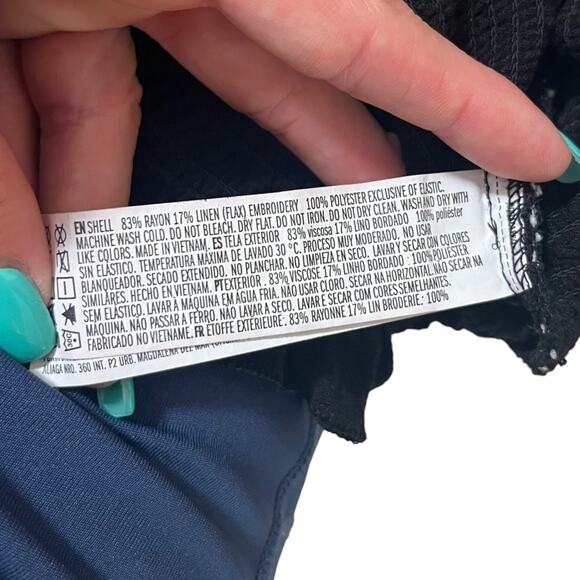 Forever 21 Womens L Cropped Black and White Shoulder Tie Smocked Tube Top Y2K - Picture 4 of 6